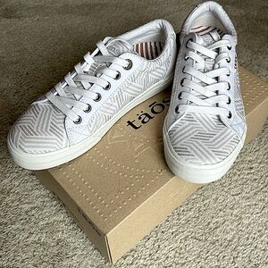 Taos Plim Soul women’s sneakers size 7.5 (Geo Print White Multi)